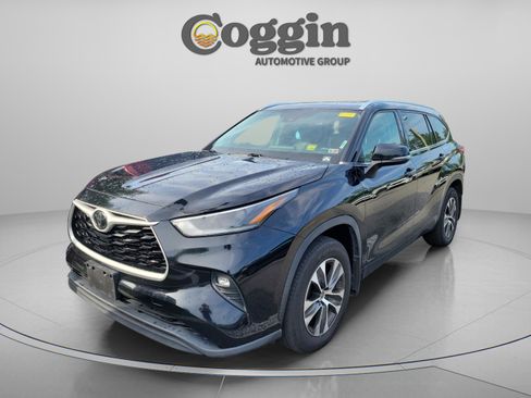 Used 2021 Toyota Highlander XLE AWD/4WD image 1