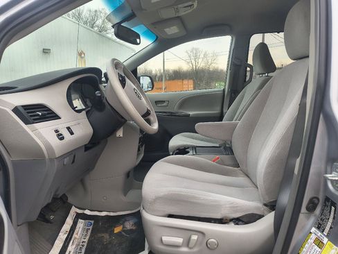 Used 2013 Toyota Sienna LE w/ Towing Pkg image 11