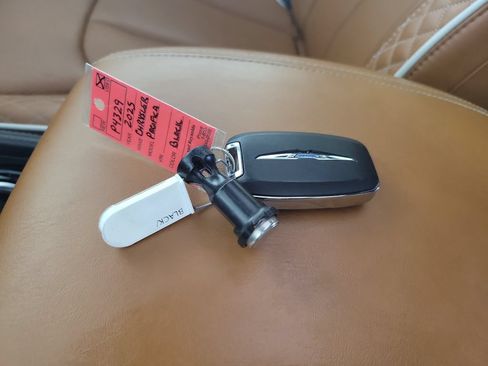 Used 2025 Chrysler Pacifica Pinnacle AWD/4WD image 28