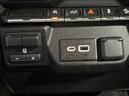 Used 2021 Chevrolet Silverado 1500 RST image 17