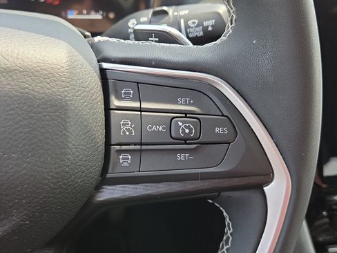 Used 2025 Jeep Grand Cherokee Laredo RWD image 20