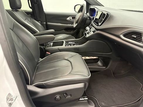 Used 2026 Chrysler Pacifica Limited FWD image 33