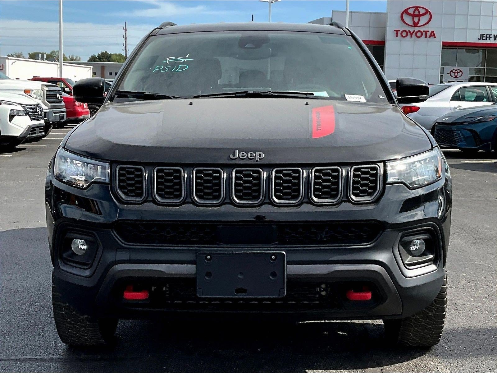Used 2025 Jeep Compass Trailhawk AWD/4WD image 2