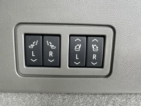 Used 2025 Cadillac XT6 Premium Luxury image 12