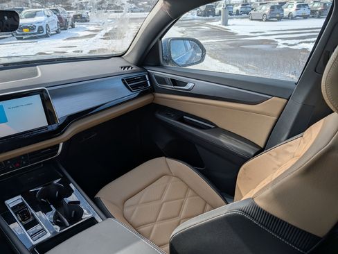 Certified 2025 Volkswagen Atlas Cross Sport SE image 11