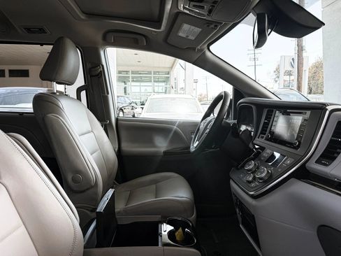 Used 2019 Toyota Sienna XLE w/ XLE Navigation Package AWD/4WD image 32