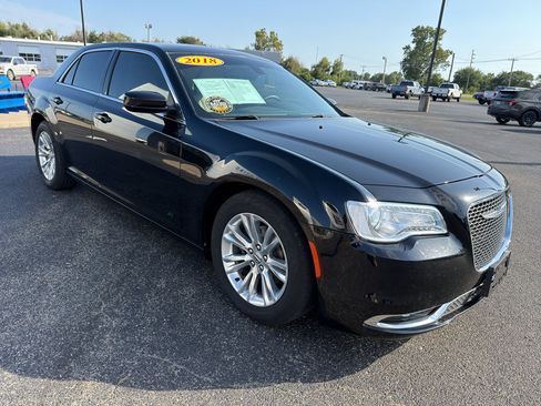Used 2018 Chrysler 300 Touring L RWD image 4