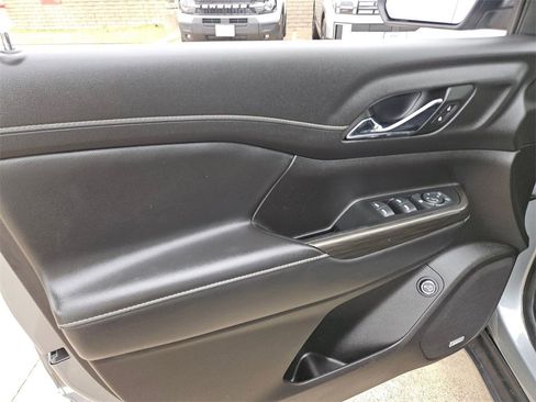 Used 2023 GMC Acadia SLT image 13