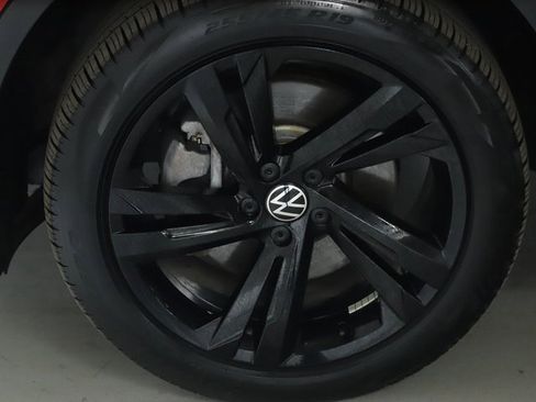 Used 2024 Volkswagen Tiguan SE R-Line image 39