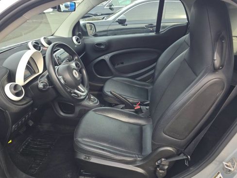 Used 2016 smart fortwo pure RWD image 2