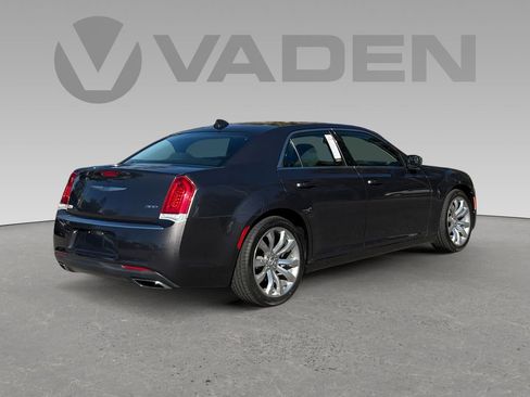 Used 2019 Chrysler 300 Touring w/ Chrome Appearance Package image 17