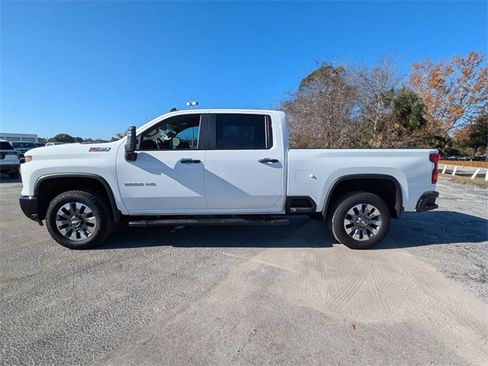 Used 2024 Chevrolet Silverado 2500 Custom w/ Custom Value Package image 4