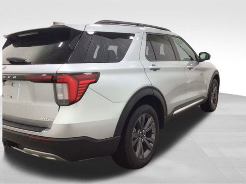 Used 2025 Ford Explorer Active w/ Active Comfort Package image 4
