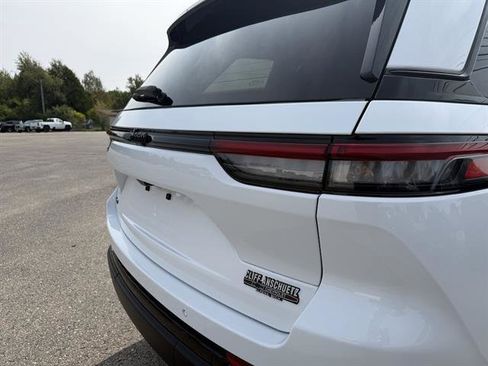 Used 2023 Jeep Grand Cherokee Altitude image 21