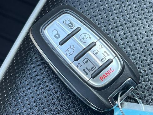 Used 2023 Chrysler Pacifica Limited FWD image 34