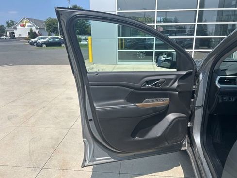 Used 2023 GMC Acadia SLE image 17