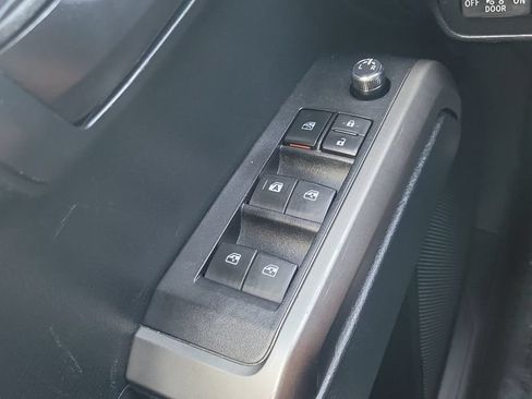 Used 2017 Toyota Tacoma SR5 w/ Tow Package RWD image 18