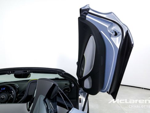 Used 2025 McLaren Artura Spider image 18