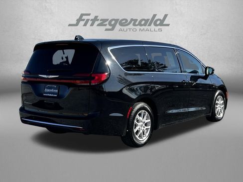 Used 2024 Chrysler Pacifica Touring-L image 7