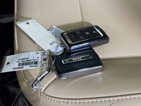 Used 2023 Jeep Grand Cherokee 4WD 4xe image 34