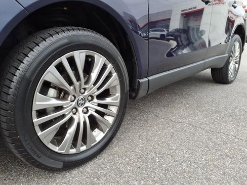 Used 2023 Toyota Venza Limited image 10