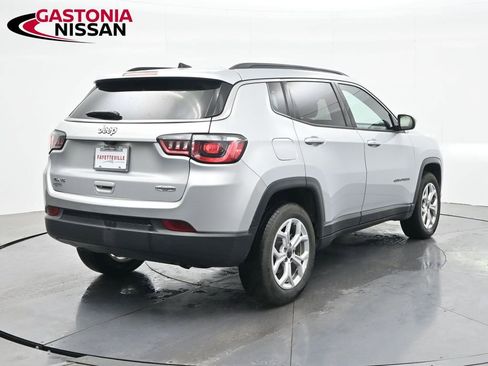 Used 2025 Jeep Compass Latitude AWD/4WD image 6