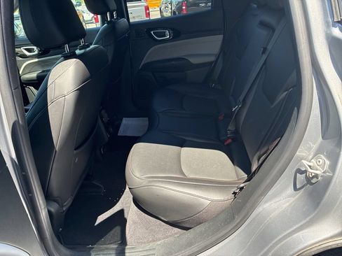 Used 2023 Jeep Compass Limited w/ Sun and Sound Group AWD/4WD image 18