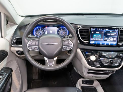 Used 2023 Chrysler Pacifica Touring-L FWD image 9