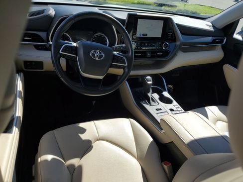 Used 2023 Toyota Highlander XLE AWD/4WD image 10