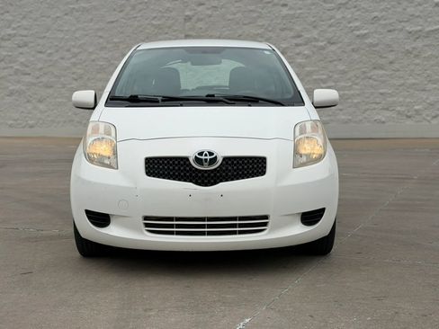 Used 2007 Toyota Yaris 2-Door Hatchback image 2
