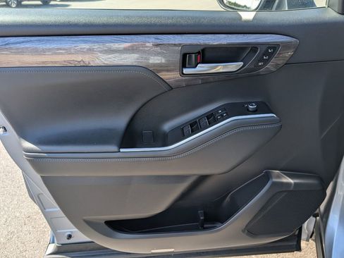Used 2023 Toyota Highlander Limited AWD/4WD image 15