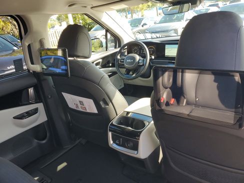 Used 2022 Kia Carnival SX Prestige image 13