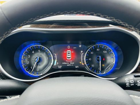 Used 2023 Chrysler Pacifica Limited image 21