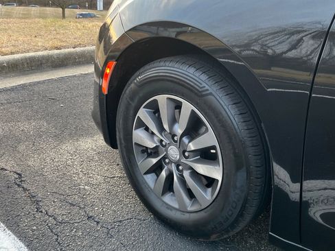 Used 2020 Chrysler Pacifica Touring-L Plus image 14