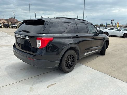 Used 2022 Ford Explorer XLT RWD image 3