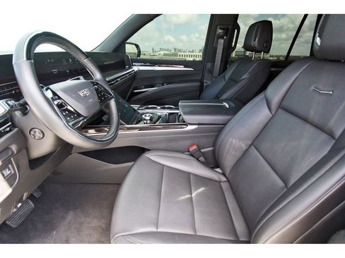 Certified 2025 Cadillac Escalade Luxury RWD image 6