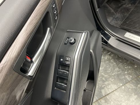 Used 2023 Toyota Highlander Limited image 8