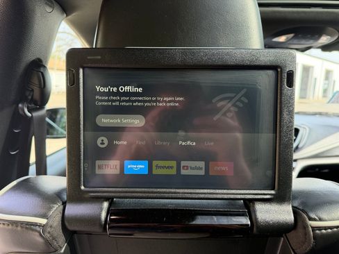 Used 2022 Chrysler Pacifica Limited w/ Uconnect Theater Family Group image 28