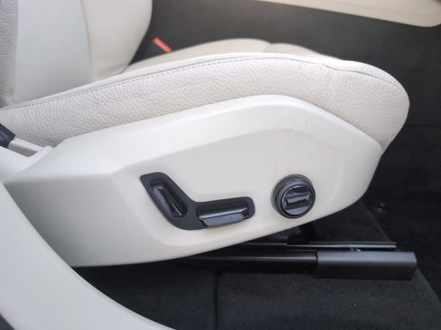 Used 2024 Volvo XC60 T8 Plus w/ Protection Package Premier image 11