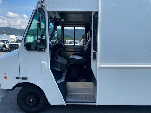 Used 2017 Ford E-350 and Econoline 350 Super Duty w/ A/C Prep Package RWD image 5