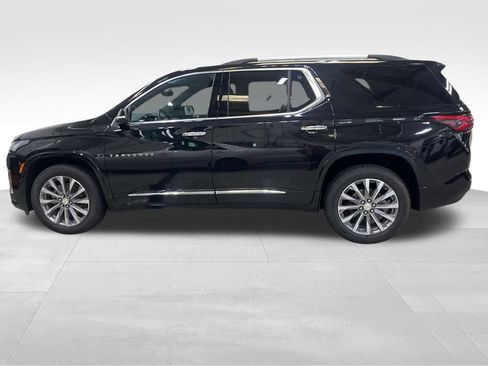 Used 2023 Chevrolet Traverse Premier FWD image 2