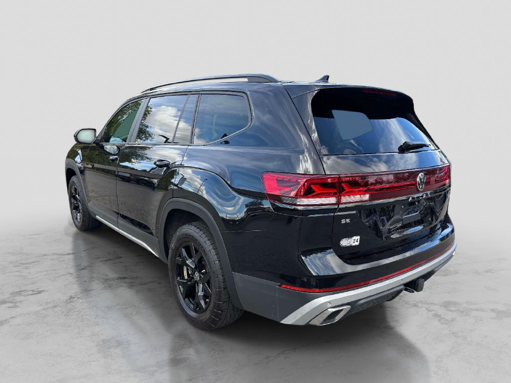 Used 2024 Volkswagen Atlas Peak Edition SE AWD/4WD image 3