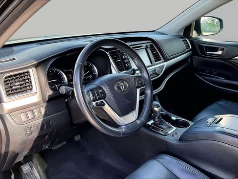 Used 2018 Toyota Highlander XLE FWD image 18