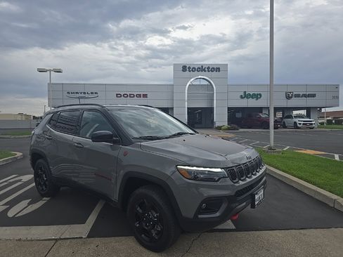 Used 2023 Jeep Compass Trailhawk w/ Trailhawk Elite Group image 2