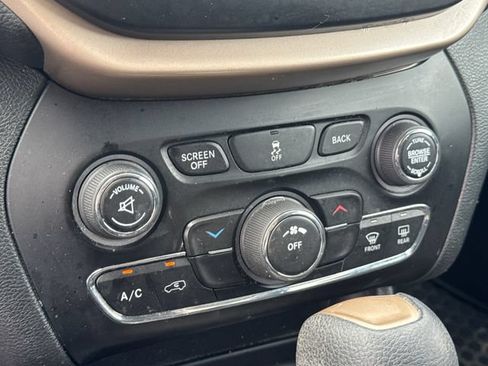 Used 2018 Jeep Cherokee Latitude w/ Cold Weather Group FWD image 20