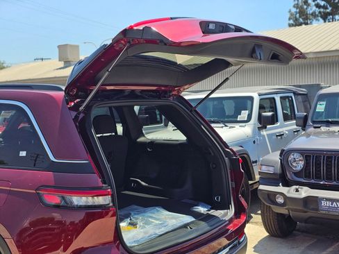 New 2026 Jeep Grand Cherokee Laredo RWD image 8