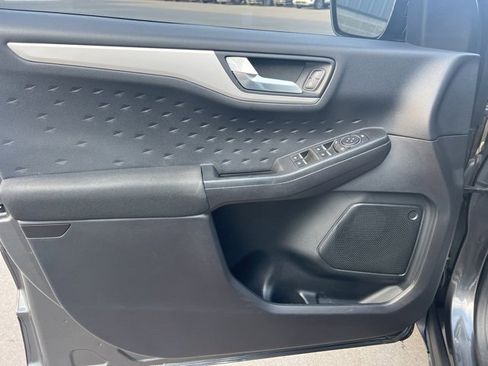 Used 2020 Ford Escape SE image 19