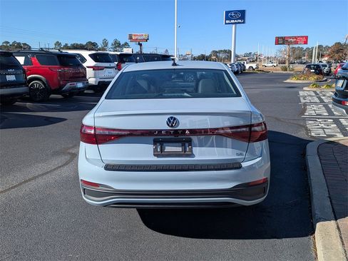Used 2025 Volkswagen Jetta SE image 5