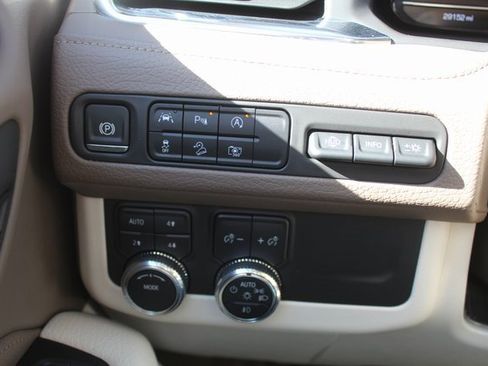 Used 2024 GMC Yukon Denali image 31