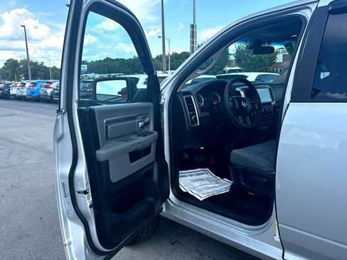Used 2018 RAM 1500 Classic SLT image 14